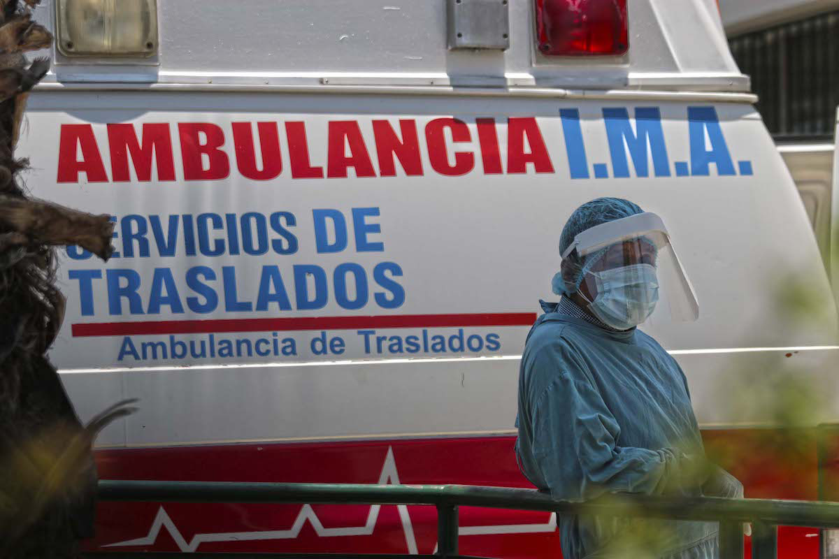 Médico en Tlapa, Guerrero, es rociado con cloro