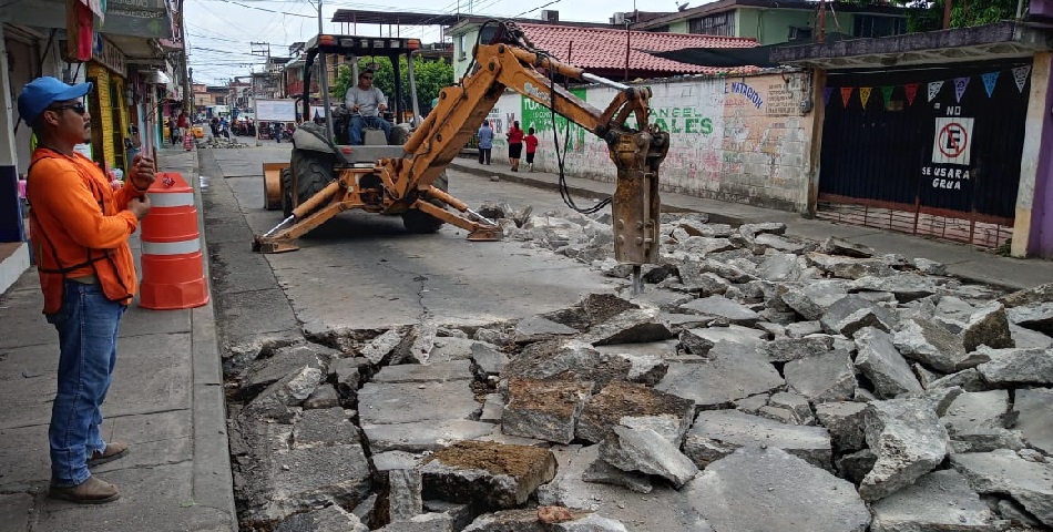 Gobierno de Tuxtepec rehabilita drenaje sanitario en calle Aldama