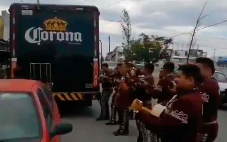 Con mariachi celebran el regreso de los camiones de cerveza a Saltillo