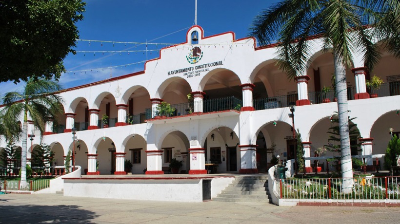 Ex edil de Oaxaca y líder del PVEM en la Costa, reta a la autoridad, realiza fiesta clandestina con peleas de gallos y carreras de caballos