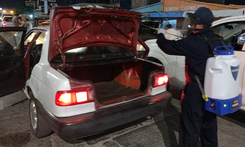 Sanitiza Ayuntamiento juchiteco sitios de taxi del crucero
