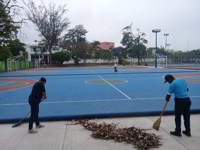 Realizan trabajos de limpieza de la Unidad Deportiva Municipal