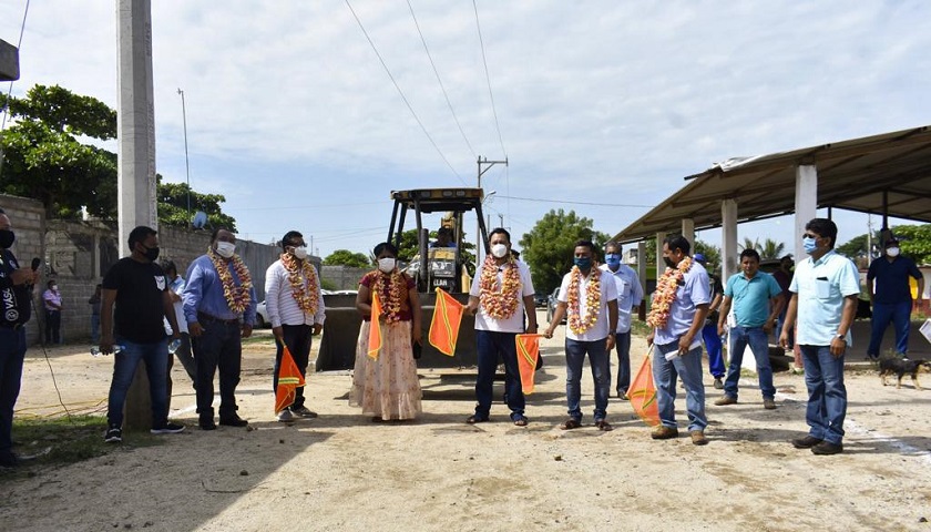 Banderazo a obra de pavimentación en la Colonia Fidel Peña, dan Emilio Montero y concejales