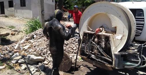 Desazolvan drenaje en Juchitán, por temporada de lluvias