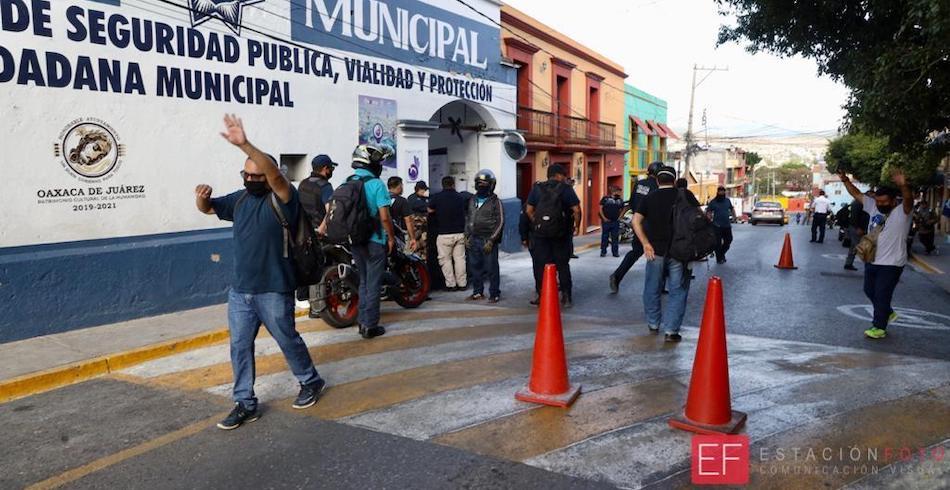 Protestan policías contra edil de Oaxaca: hay 4 muertos por Covid, 149 posibles contagiados y 5 graves