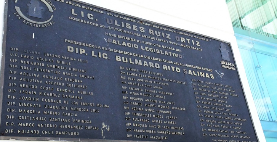Retiran placas del Congreso de Ulises Ruiz y Bulmaro Rito; por violar derechos humanos en 2006
