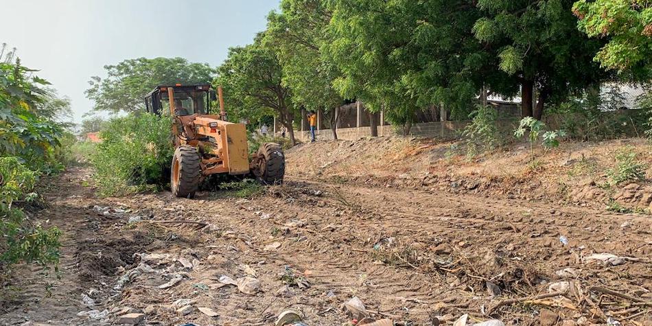 Desazolva gobierno juchiteco drenaje Sapalú, para prevenir inundaciones en la ciudad
