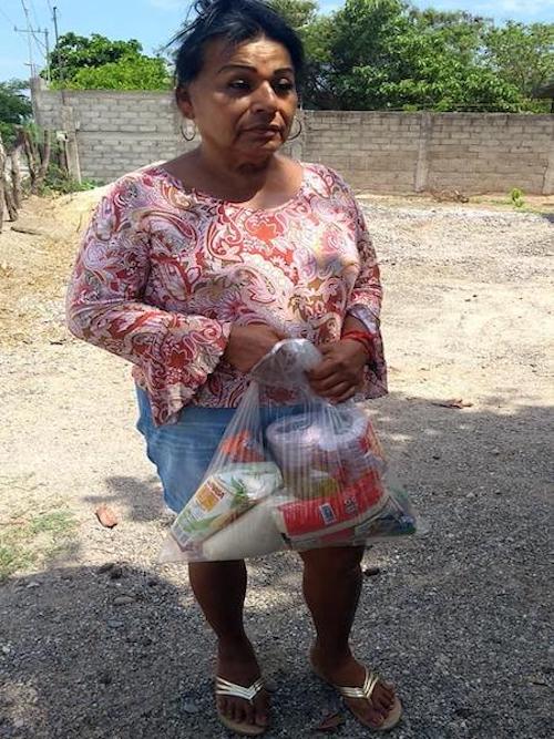 Donan víveres a muxes de la tercera edad para enfrentar crisis por pandemia