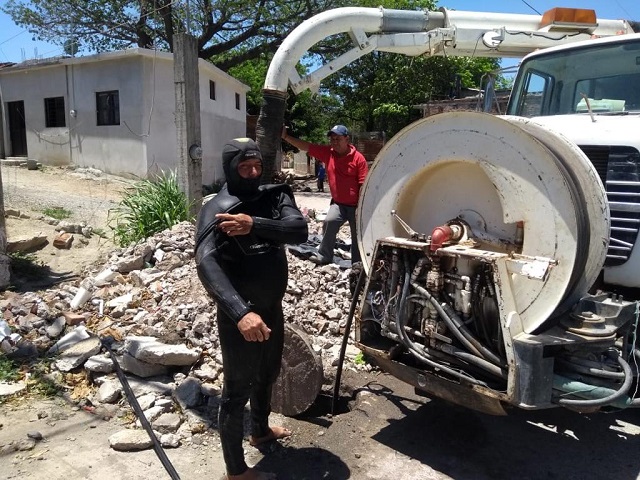 Desazolvan drenaje en Juchitán, por temporada de lluvias