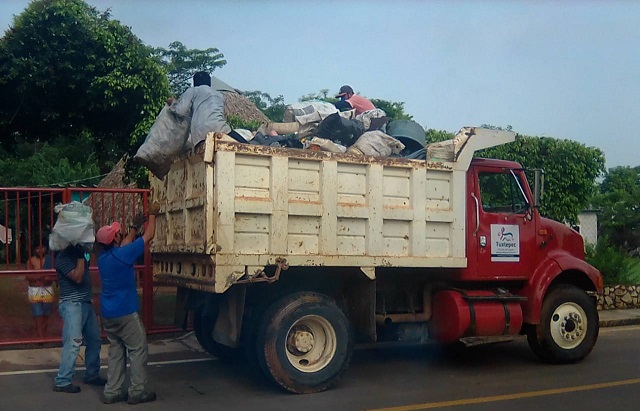 Gobierno de Tuxtepec continúa descacharrizando colonias y comunidades