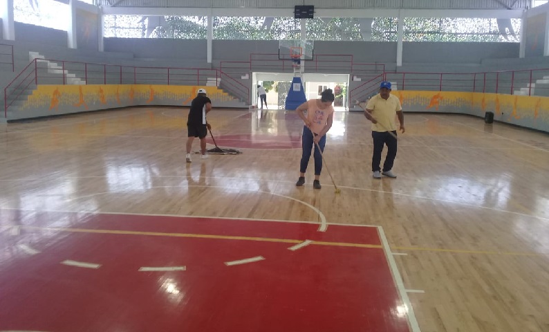 Gobierno de Tuxtepec realiza trabajos de mantenimiento en espacios deportivos de la ciudad