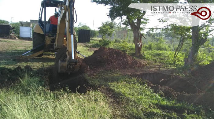 Preparan fosas en panteones de Juchitán ante incremento de muertes por COVID-19