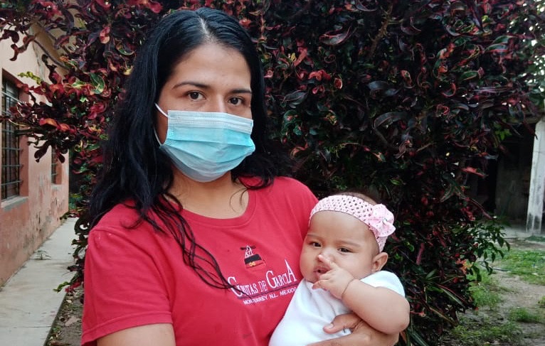 Una “hazaña”, criar a una bebé en plena pandemia, asegura madre primeriza