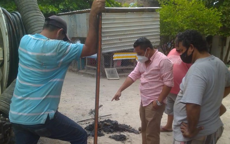 Brinda Ayuntamiento juchiteco puntual atención al desazolve de drenaje