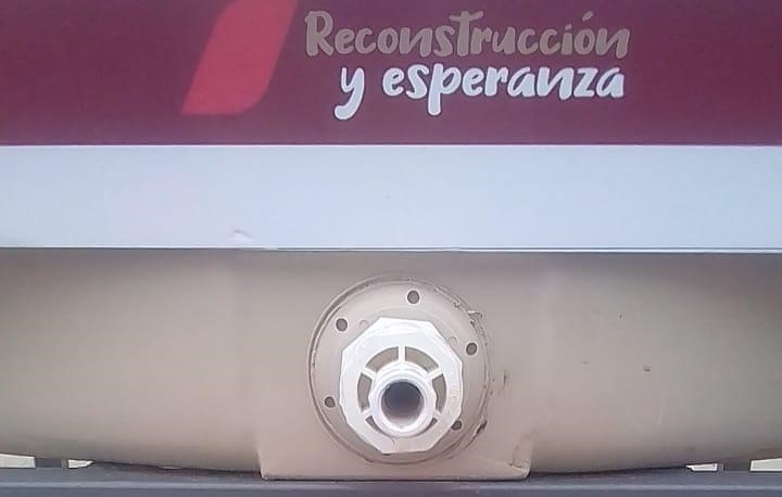 Hurtan llave y dispensadores de jabón de módulos públicos de higiene, en centro de Juchitán