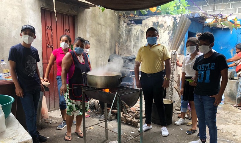 Jóvenes cumplen un mes de llevar comida a familias juchitecas para enfrentar la pandemia