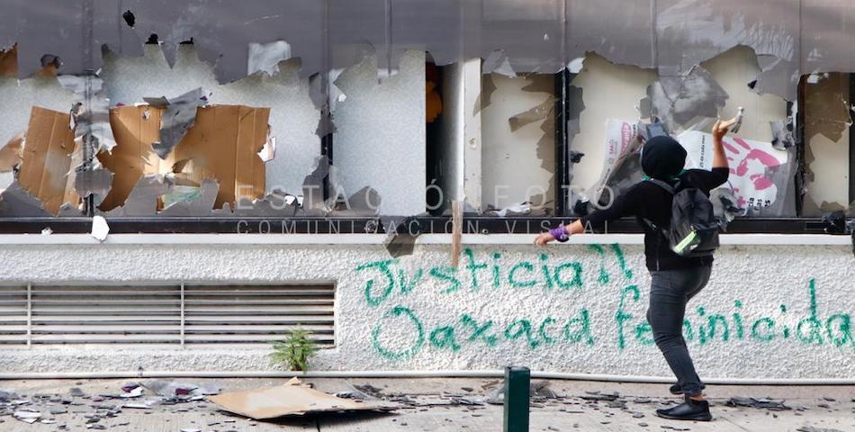 #MareaVerde y bloque radical de feministas vandalizan dependencias, bancos y comercios de #Oaxaca