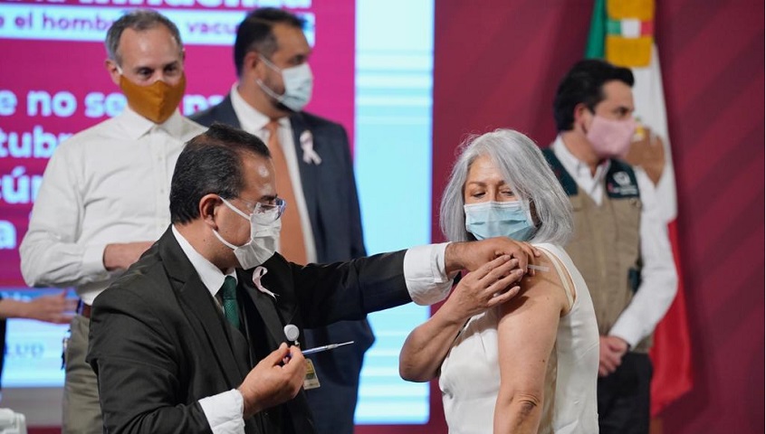 Aplican vacuna contra la influenza a funcionarios del IMSS y subsecretario de Salud.