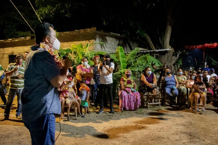 Inaugura Emilio Montero alumbrado público, en calle de colonia Los pinos