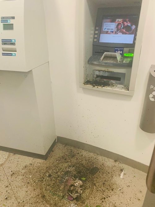 Así se aprecia el cajero, tras el estallido de una bomba molotov.
