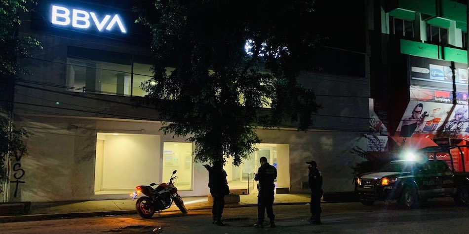 Estallan bombas molotov en cajeros de Bancomer de Oaxaca