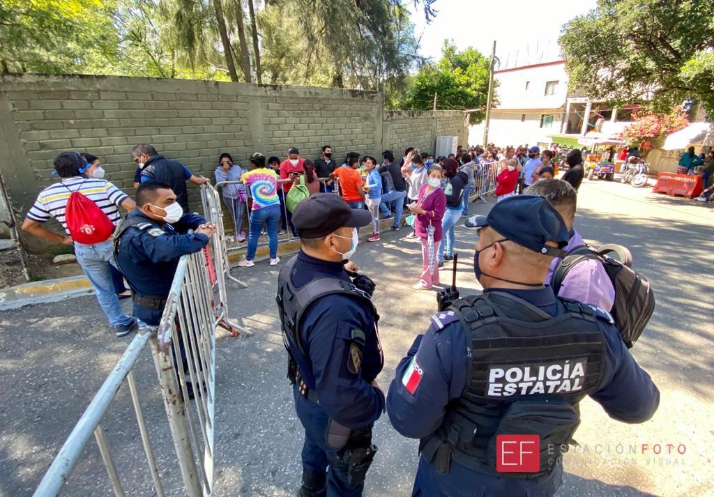 Familiares de reos de Ixcotel denuncian abusos en traslado y acusan desconocer el destino