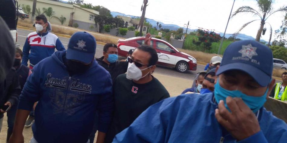 Agente Municipal de Santiaguito, Etla, agrede y arresta a una familia por oponerse a una obra