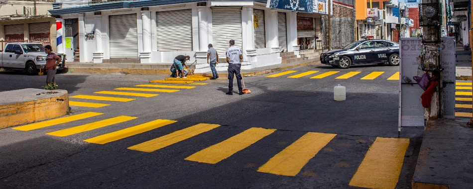 Repinta de pasos peatonales, realiza Dirección de Tránsito y Vialidad de Juchitán
