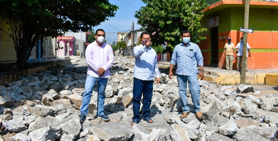 Supervisa Emilio Montero obra de repavimentación en calle 5 de mayo