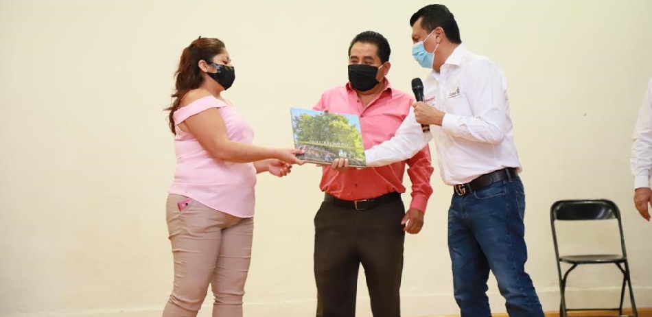 Entrega Samuel Gurrión Matías ejemplares del Libro Árboles Notables y Emblemáticos de Oaxaca
