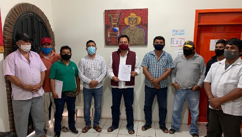 Entrega Emilio Montero acta constitutiva actualizada a sociedad “Jaiberos de Playa Vicente”