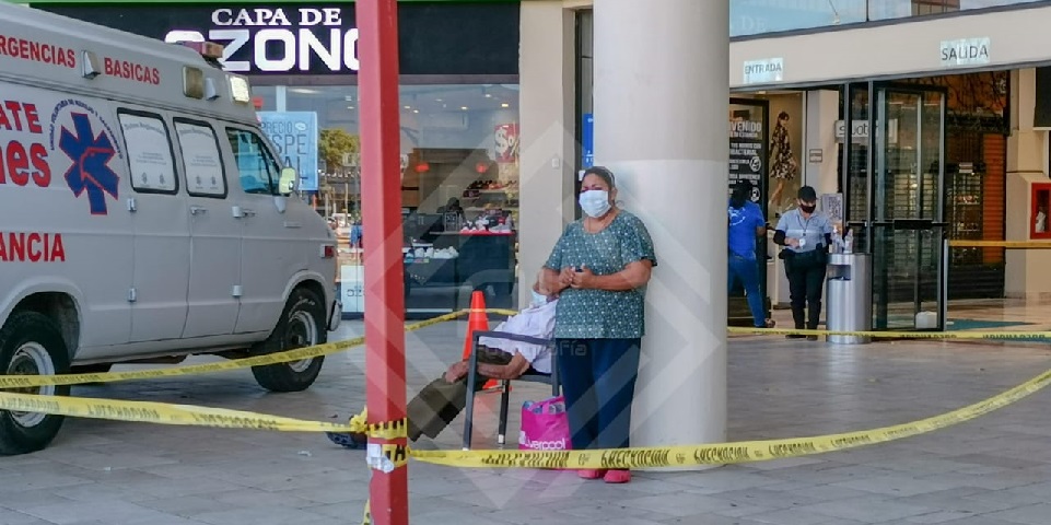 Frente a Plaza del Valle, adulto mayor fallece por paro cardiorrespiratorio