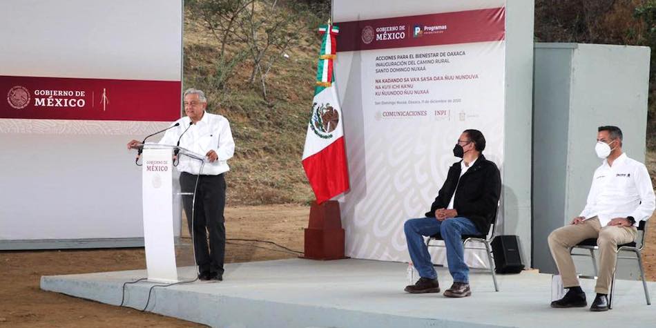«Maneje con cuidado, puede atropellar a un candidato», ironiza AMLO ante tantos aspirantes