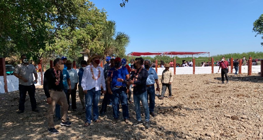 Inaugura Emilio Montero corral ganadero y su anexo, en Ejido “Charis”