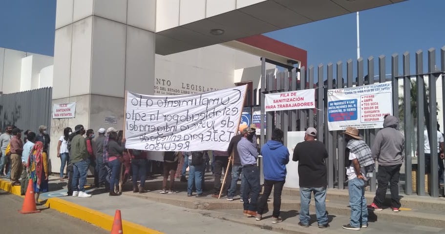 A empellones, habitantes Aloapam, tomaron Congreso y retuvieron a legisladores y visitantes