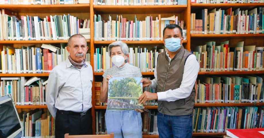 Lleva Samuel Gurrión Matías el libro “Nuestras raíces” a la Fundación Bustamante Vasconcelos