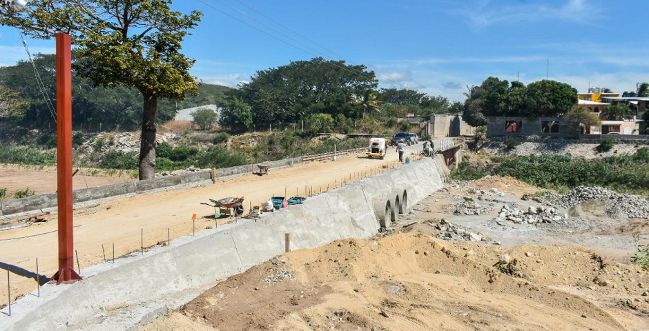 85 por ciento, avance en obra puente vado de la colonia 5 de abril, informa Ayuntamiento juchiteco