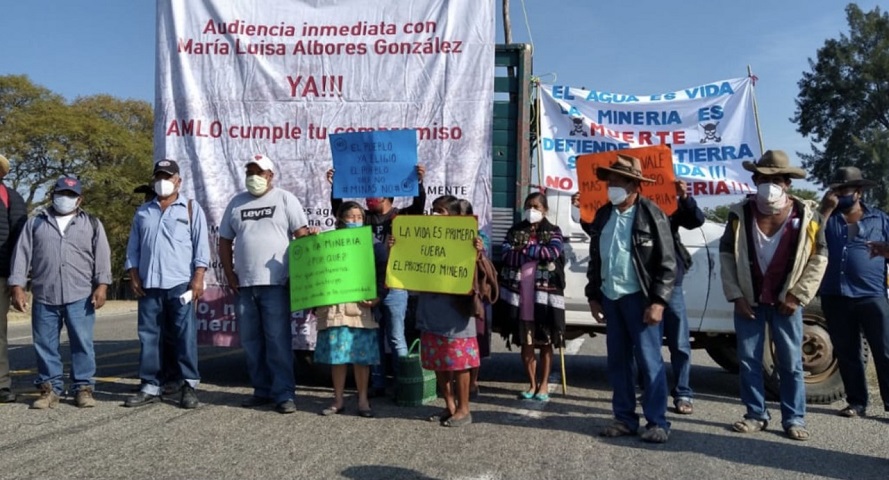 Con bloqueo, pueblos zapotecas reclaman a AMLO y exigen audiencia con Semarnat en rechazo a empresa minera