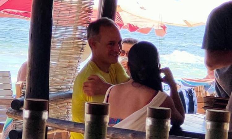Tiene derecho, ha trabajado mucho y es un buen servidor público, ataja AMLO sobre vacaciones de Gatell en plena pandemia