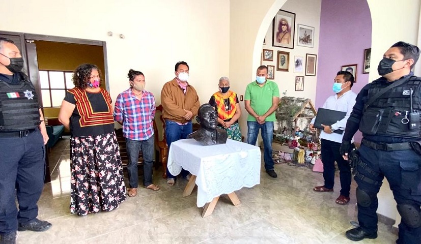 Entrega Emilio Montero busto restaurado del general Charis, a familiares del héroe