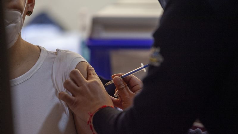 Cuanto más se tarde en vacunar, más probable el surgimiento de variantes de covid-19