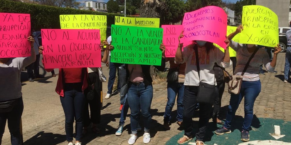 Entre protestas y acusaciones de venta e imposición de candidaturas reciben a líder de Morena en Oaxaca