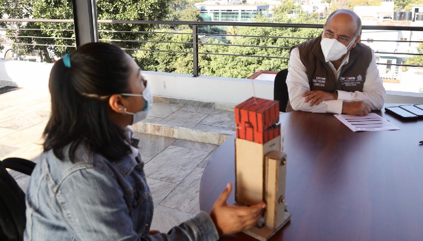 Felicita Director General del IEEPO a estudiante destacada de la EST 271