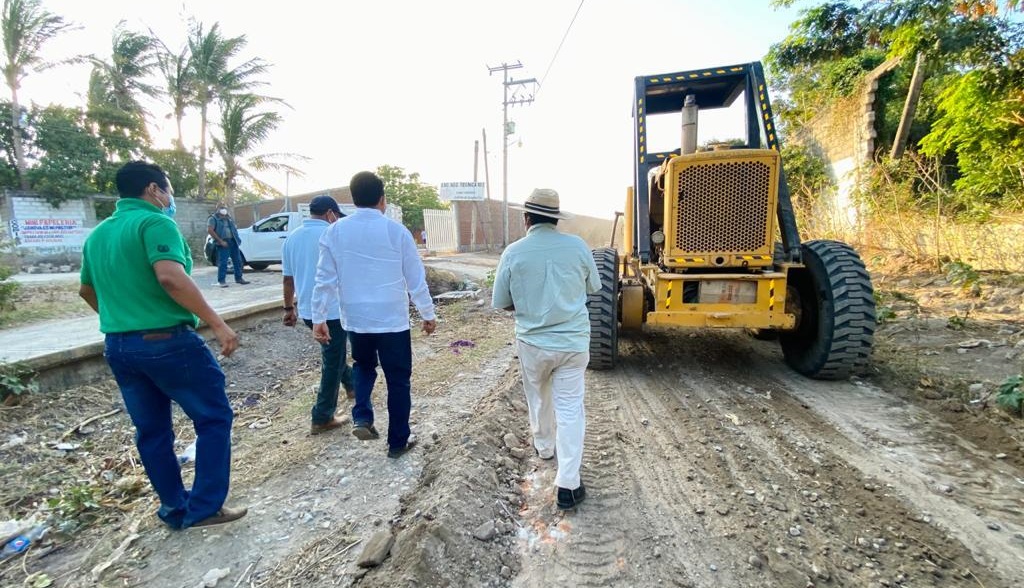 Revestimiento del antiguo camino carretero Mani’ Gueta, realiza Ayuntamiento juchiteco: Emilio Montero
