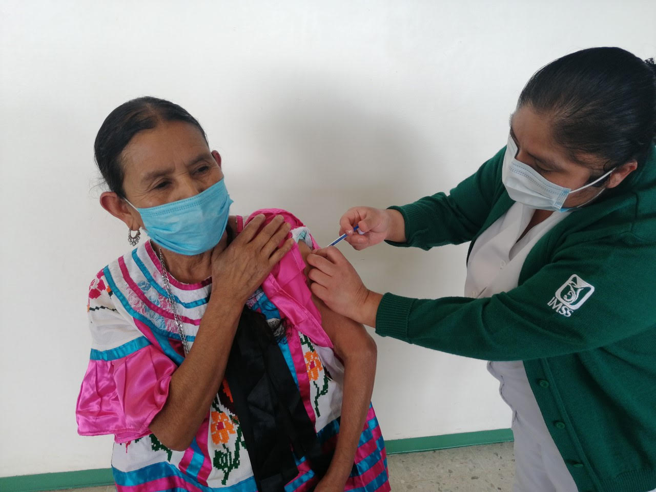 Aplica Hospital Rural No. 43 IMSS-BIENESTAR vacuna contra el covid-19 a adultos mayores