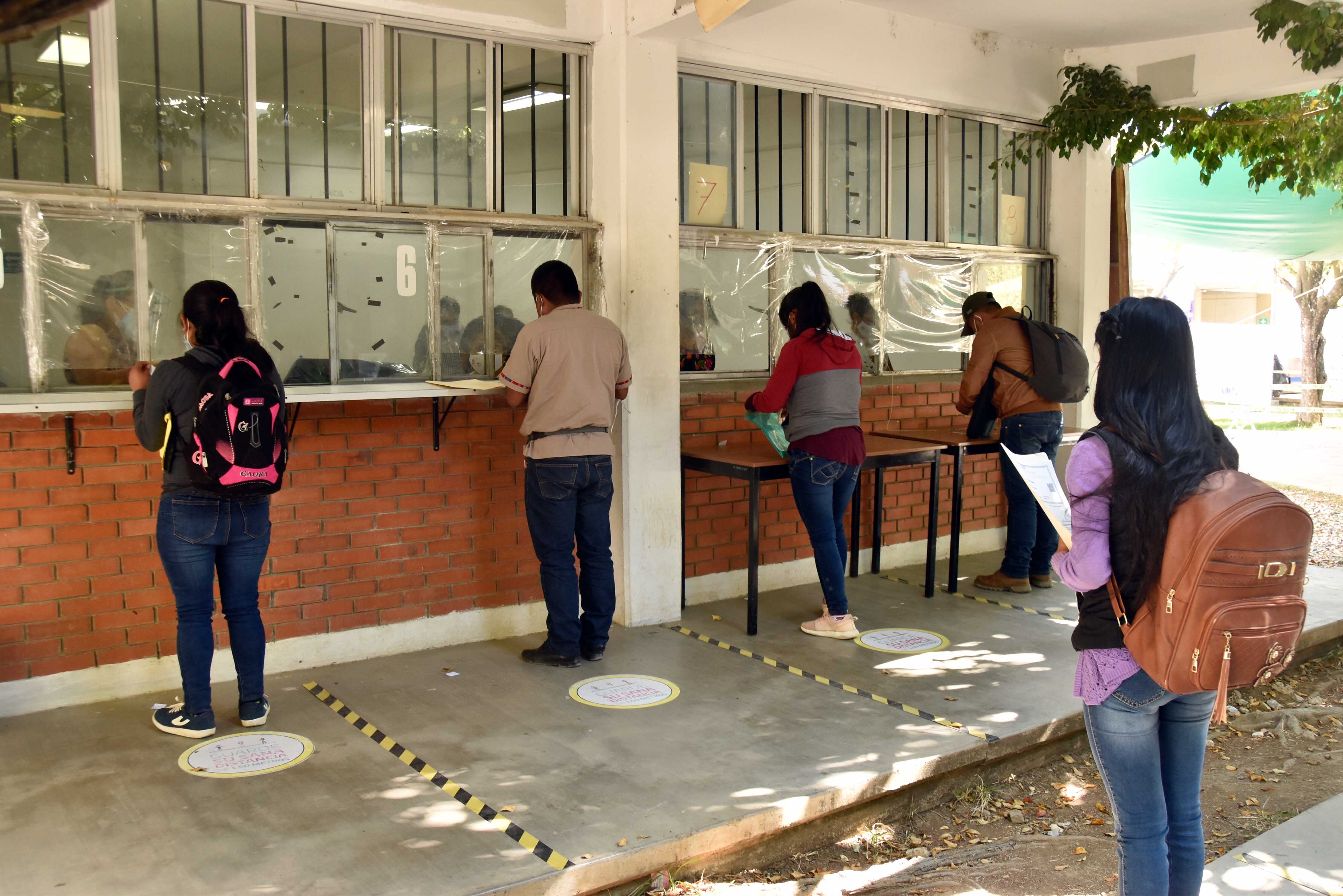 Entrega IEEPO becas a 400 jóvenes de la Estrategia Nacional de Iniciación a la Docencia en el Medio Indígena