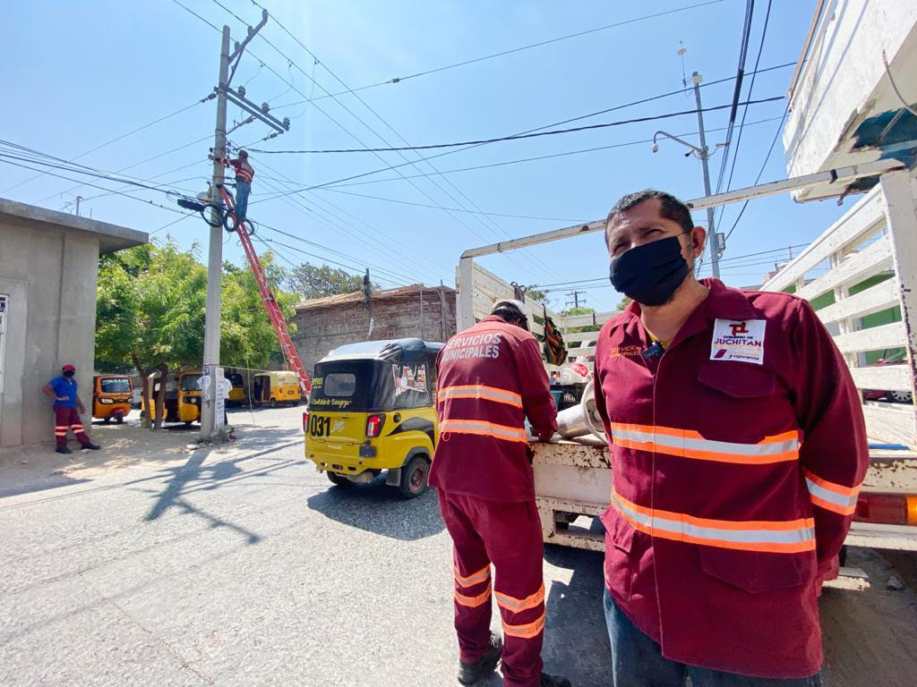 Atiende reparación de luminarias, Programa Municipal de  Alumbrado Público impulsado por Emilio Montero