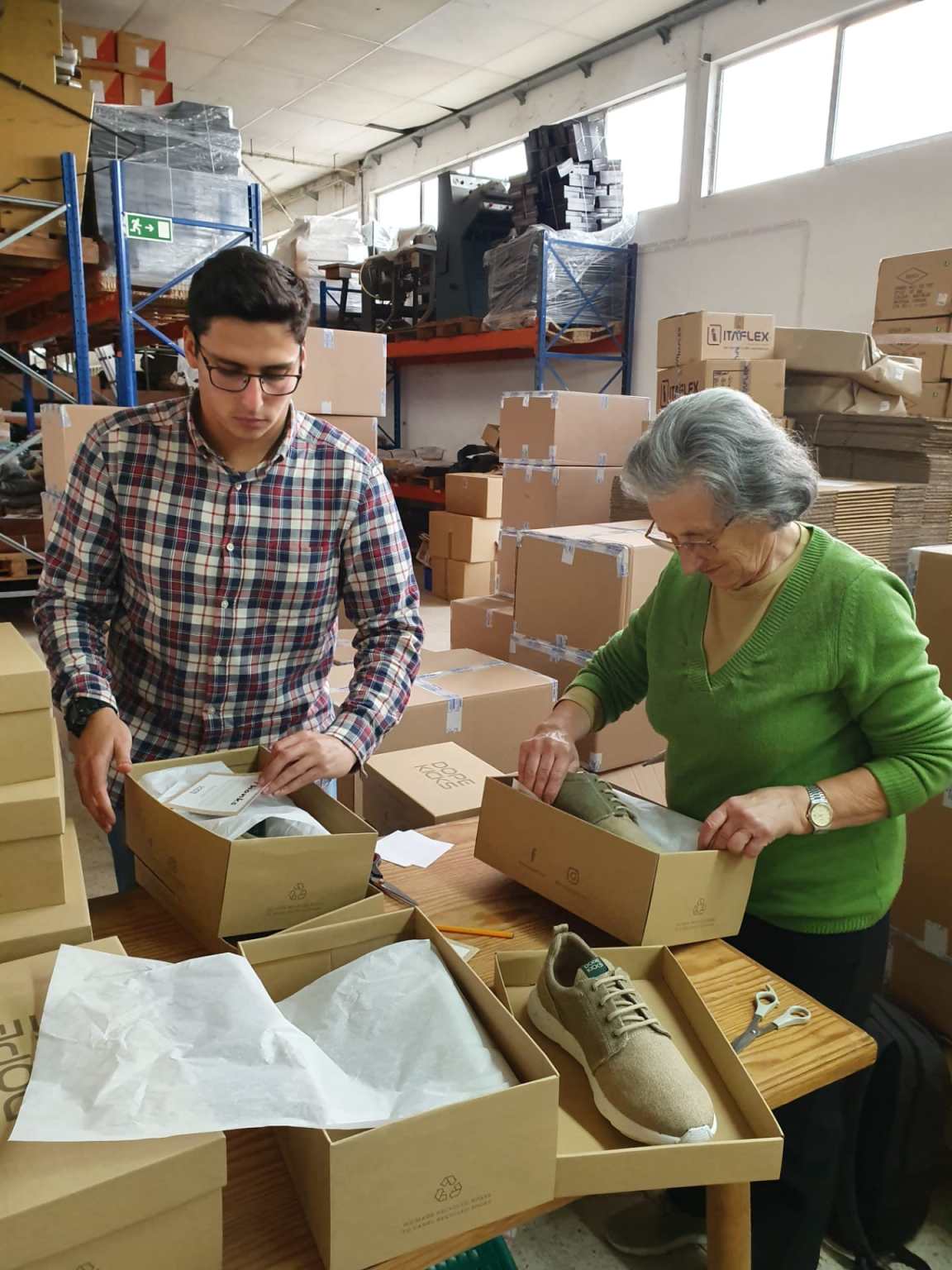 A los 77 años, Otília lanzó su marca de zapatillas ecológicas hechas de Cáñamo