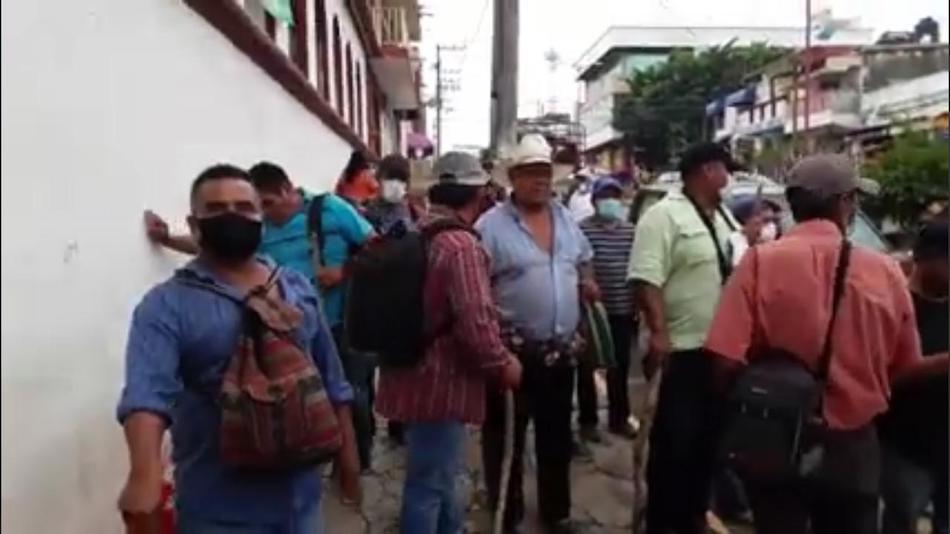 Retienen a cinco funcionarios y bloquean carretera en Matías Romero