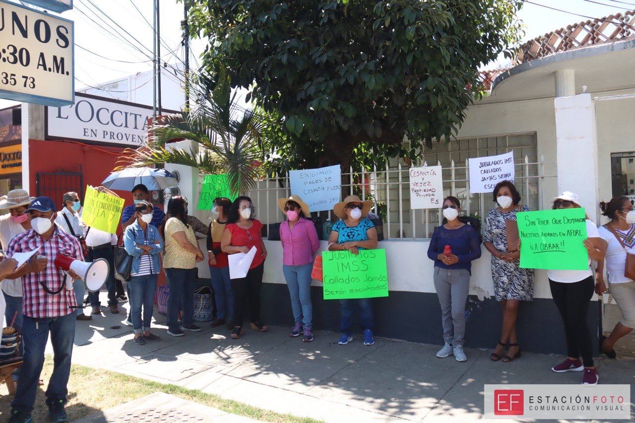 Personal jubilado del IMSS-Oaxaca reclama pagos a Afore XXI